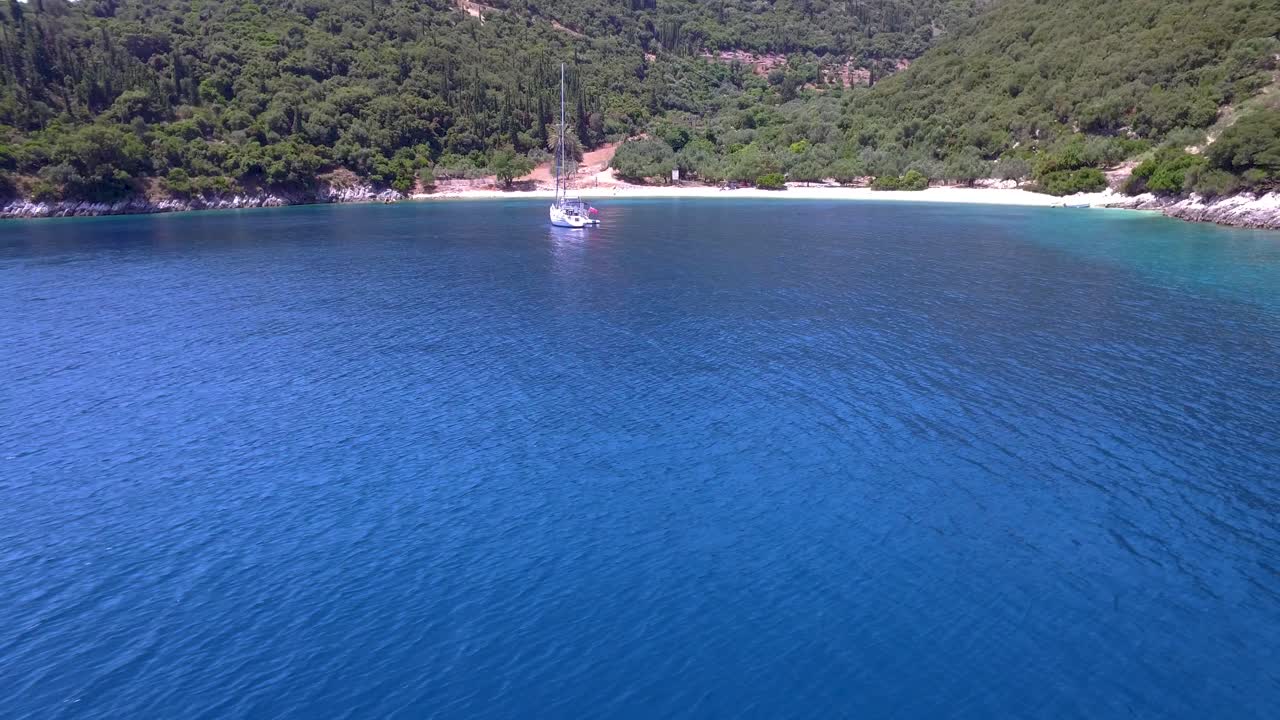 playa de foki en cefalonia con aguas turquesas y un solo yate, vista aérea