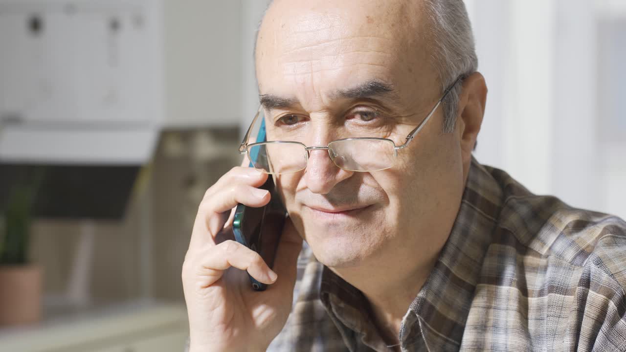 el viejo está hablando por teléfono.