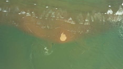 Flut-Kommt-Am-Tropischen-Strand