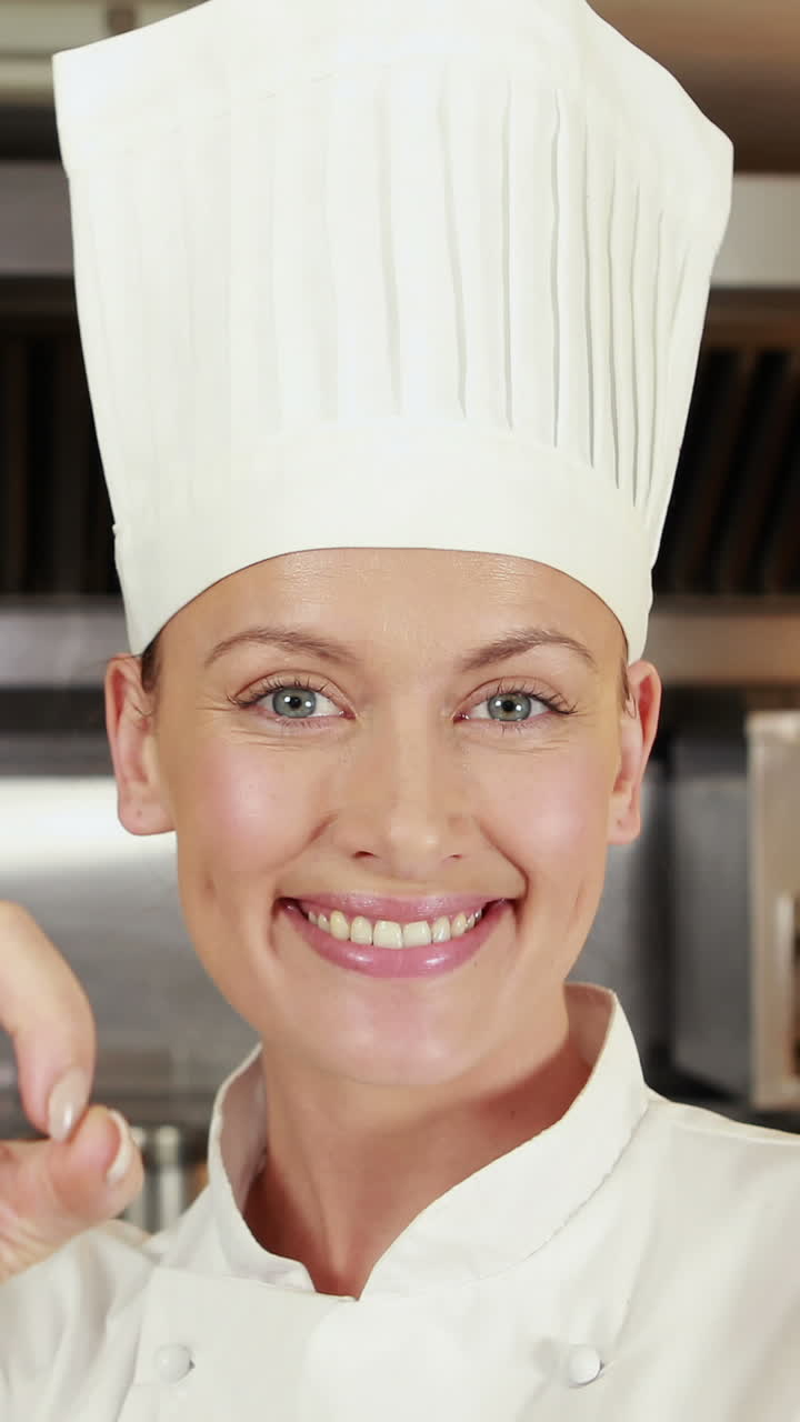 la cocinera hace una señal de ok.