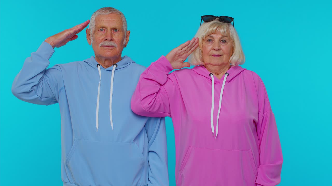 할아버지, 할머니가 인사를 하고, 군인처럼 명령을 듣고, 순종하고, 규율을 지키고