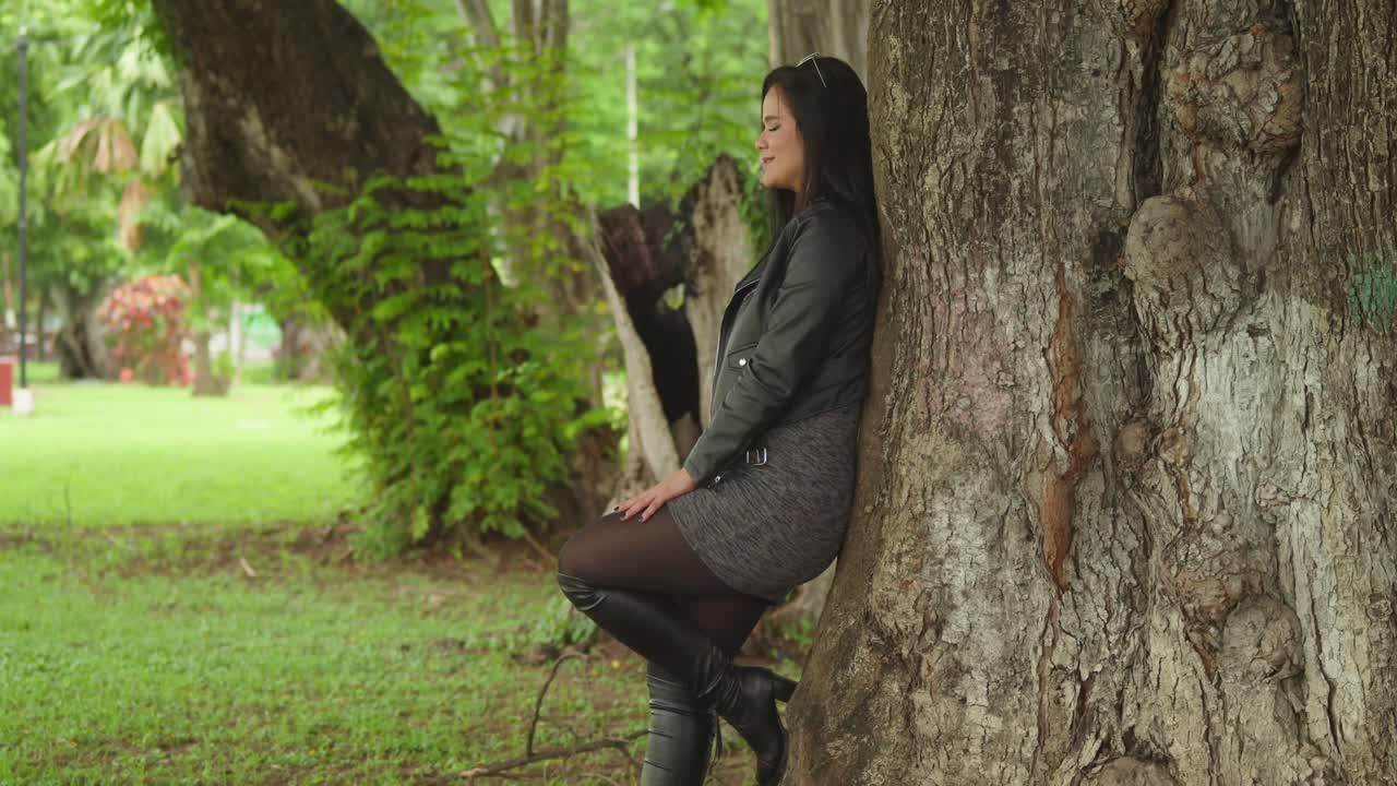 женщина в куртке и сапогах наслаждается расслабляющим днем в пышном карибском парке