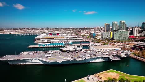 Luftaufnahme-Der-USS-Midway-In-San-Diego,-Kalifornien,-Die-Langsam-Vom-Flugzeugträger-Wegfliegt