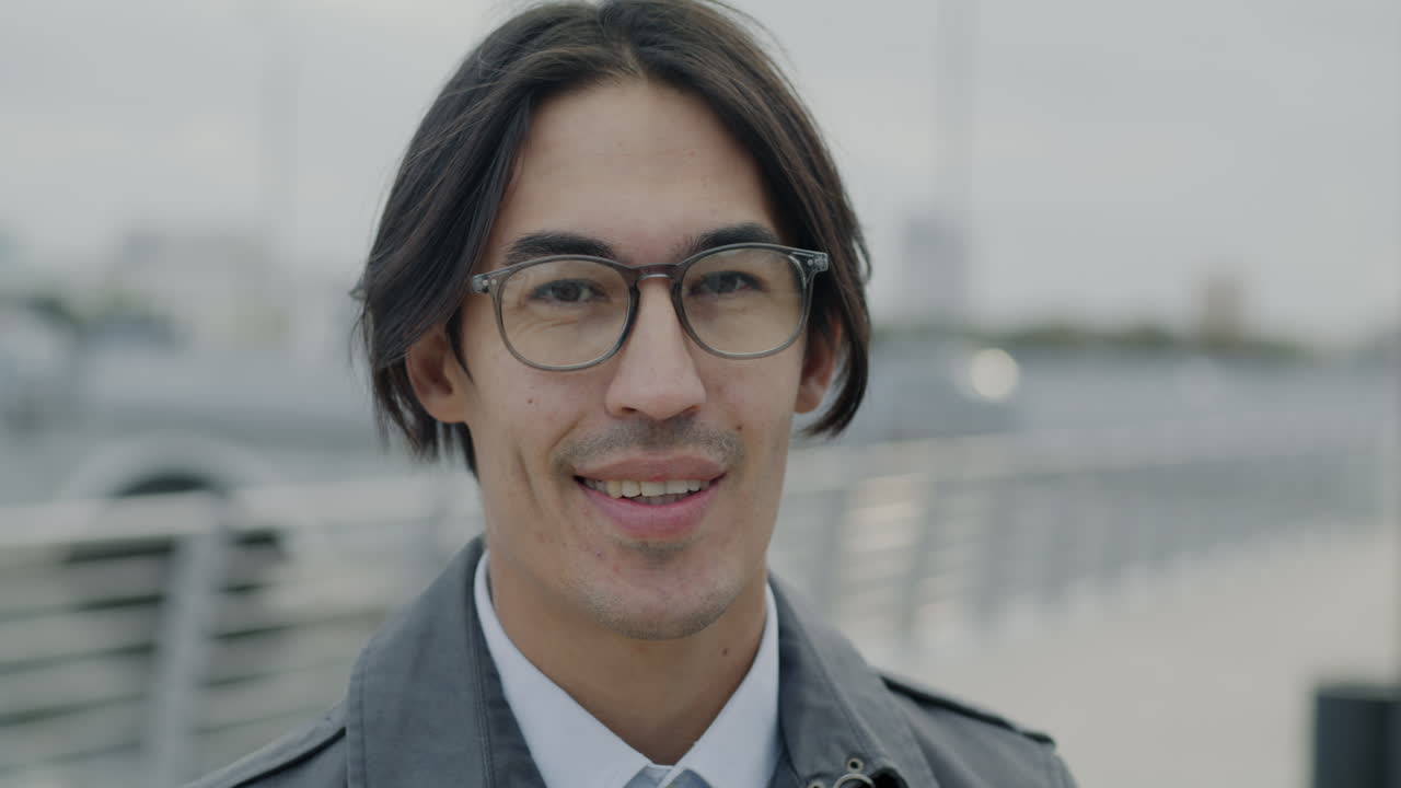 L'uomo sorridente con gli occhiali