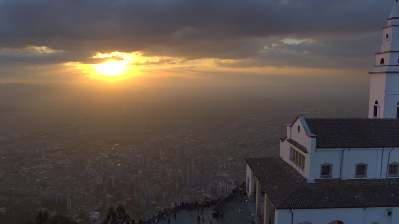drone revela una toma de la iglesia de monserrate con vistas a la ciudad de bogotá, colombia