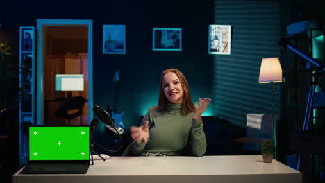 experto en tecnología que presenta chromakey portátil de pantalla aislada