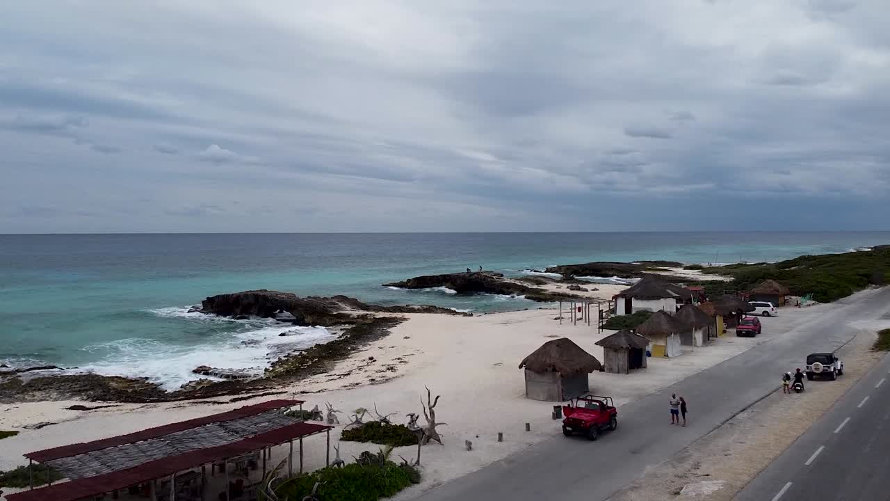 멕시코 코주멜의 엘 미라도르 전망대와 카리브 해를 향해 해안 도로를 비행하는 공중 드론