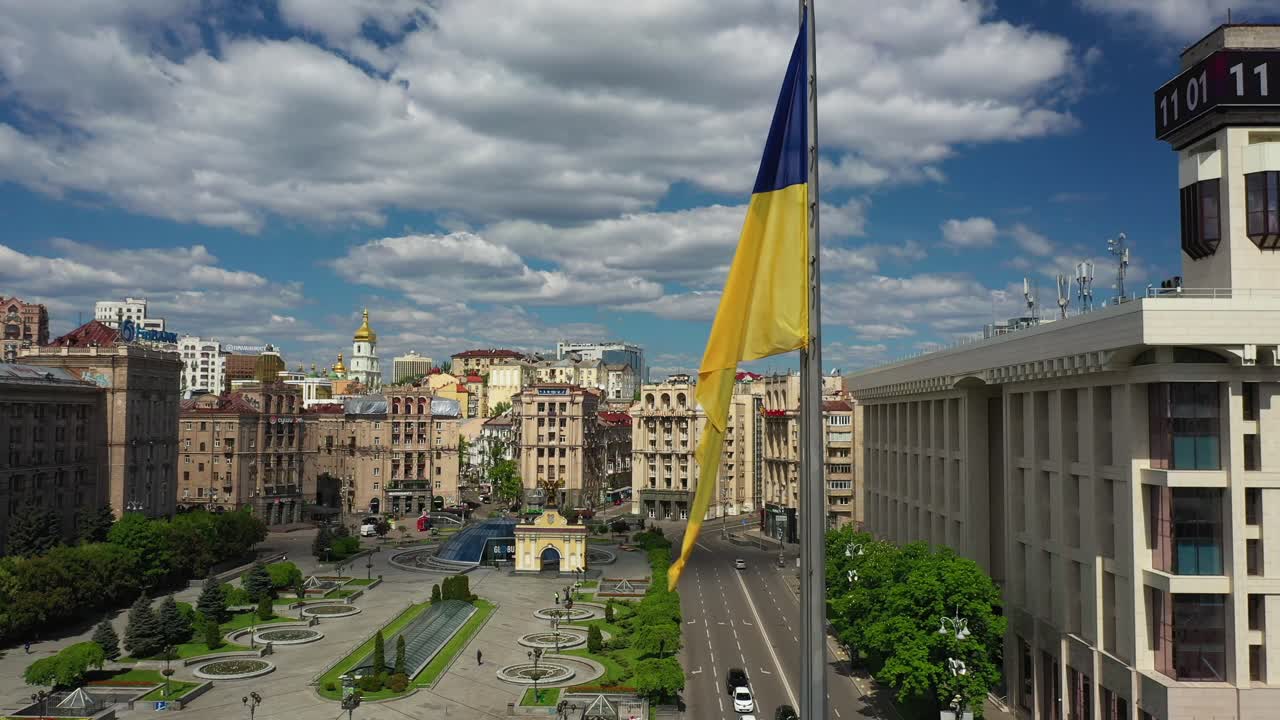 Paesaggio urbano di Kyiv con bandiera ucraina