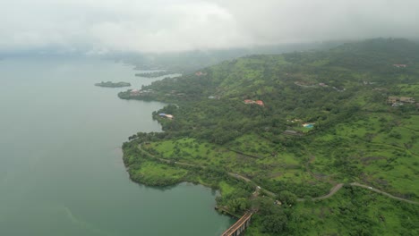 Estación-De-Colina-Verde-Y-Pequeño-Pueblo-Cerca-De-La-Vista-De-Drones-Del-Lago-Pawana