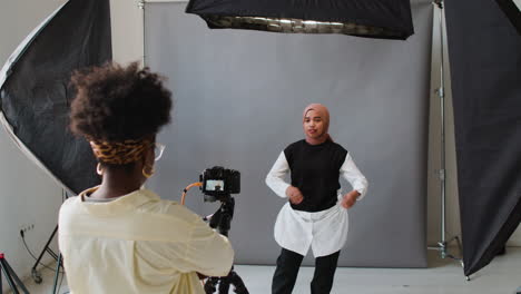 fotógrafo tomando fotos en el estudio