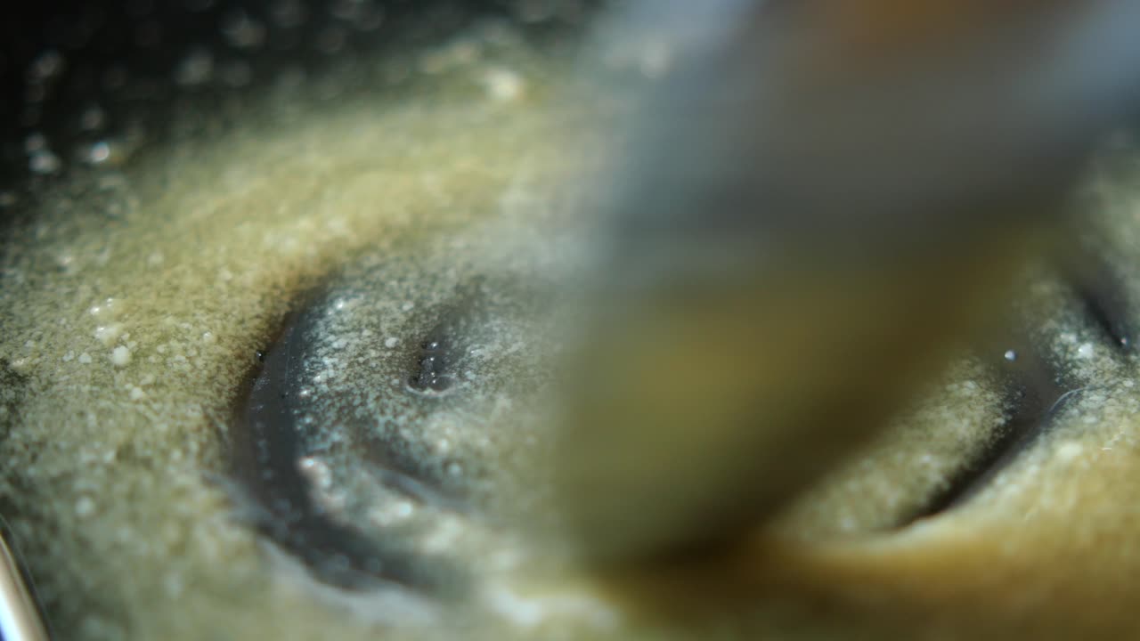 테이블 위 에 있는 컨테이너 에 집 에서 만든 기