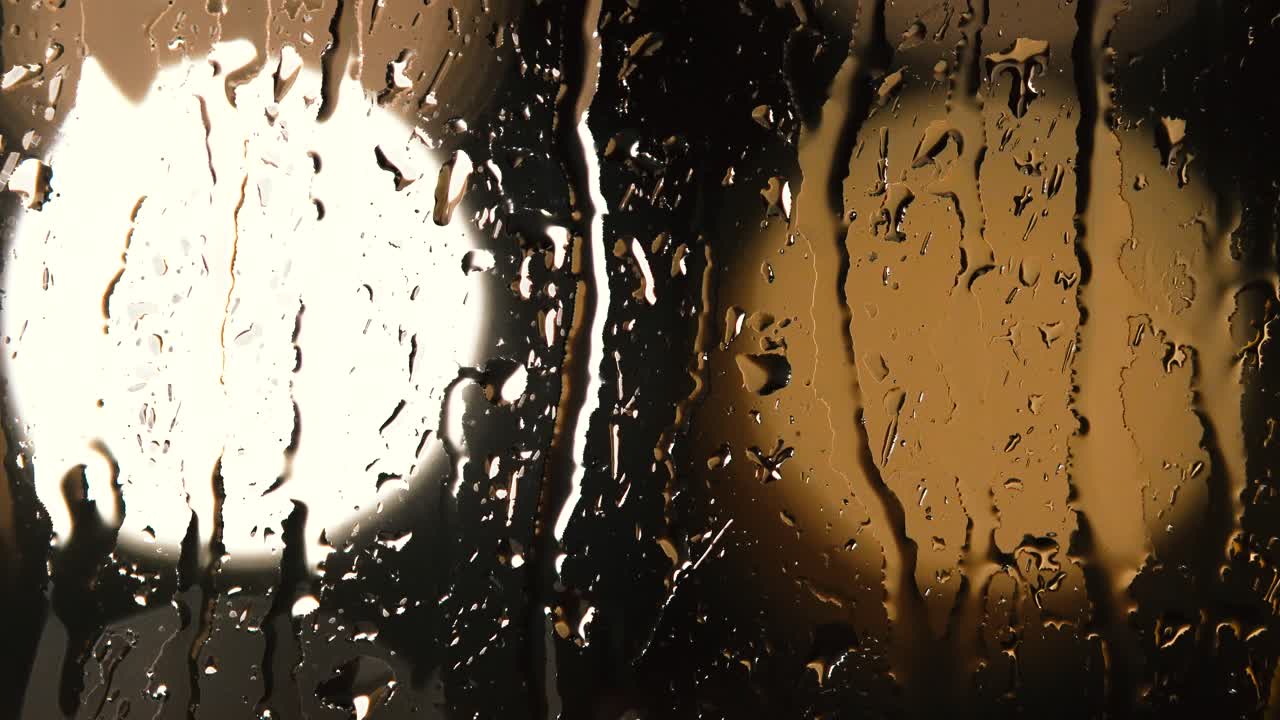 varias tomas y movimiento de cámara de gotas de lluvia detalladas cayendo sobre la ventana