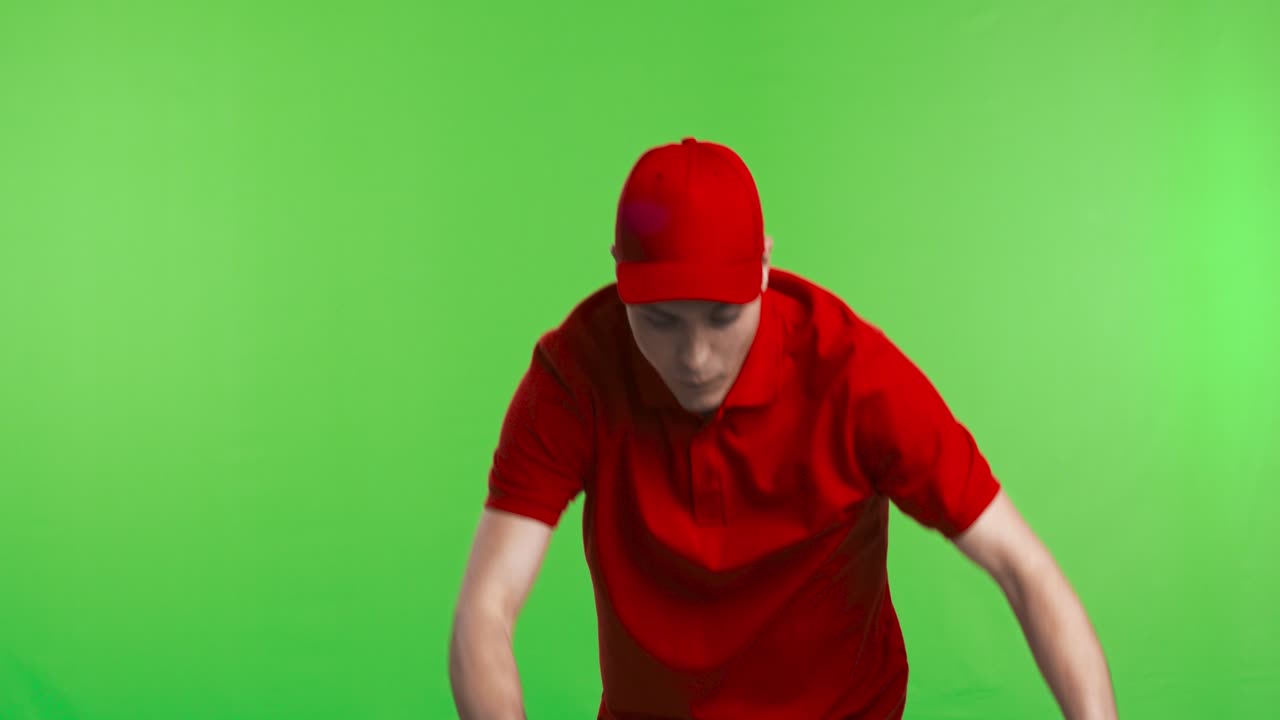 доставщик в красной форме