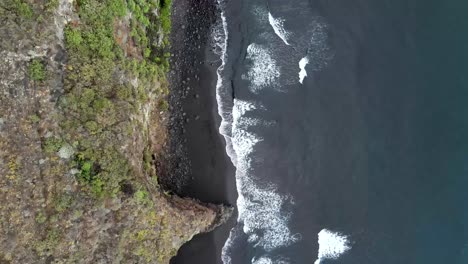 Unglaubliche-Vogelperspektive-Auf-Steile-Klippen-Und-Schwarzen-Strand-Mit-Großen-Wellen-Am-Strand-Von-Nogales,-Kanarische-Inseln