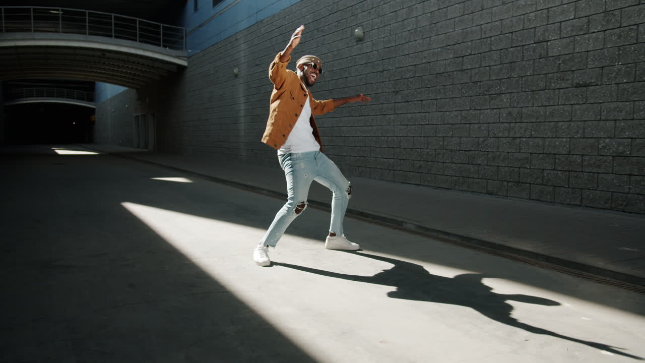 Uomo che balla in stile street