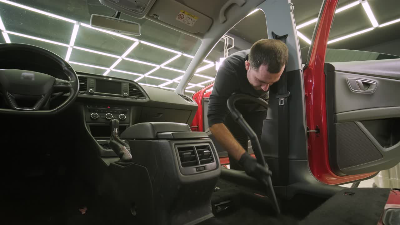 limpieza profesional de automóviles. lavado de sars. detalles interiores. limpieza en seco y detalles del interior de un automóvil. limpeza profunda de asientos. limpeza de espuma en el lavado de automóviles; limpieza del panel del automóvil del polvo. una aspiradora
