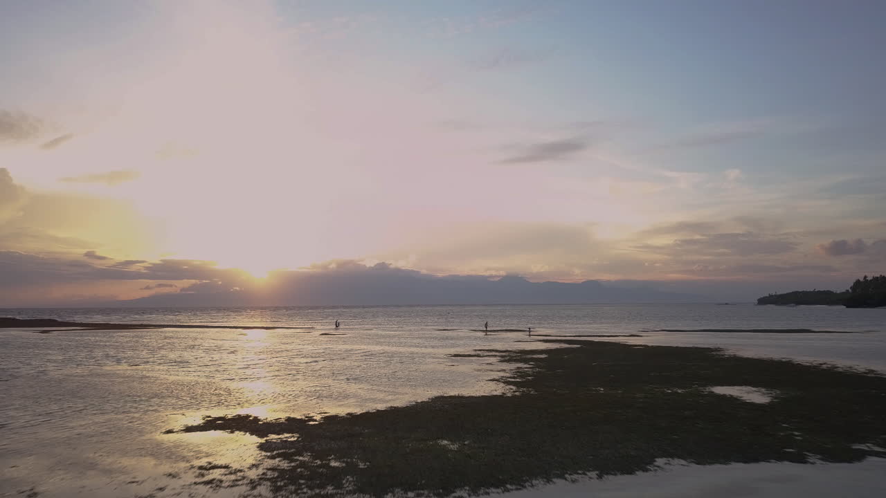 아름다운 바다 일몰 - 바다 한가운데 일몰 - 공중 드론 샷