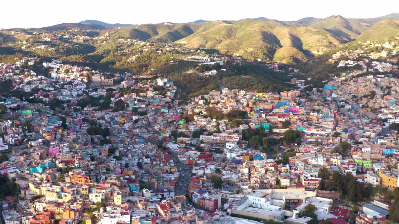 antena: ciudad y montañas de guanajuato, méxico