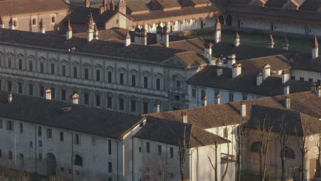 Toma-Aérea-De-La-Catedral-Certosa-Di-Pavía,-Un-Complejo-Monumental-Histórico-Que-Incluye-Un-Monasterio-Y-Un-Santuario.