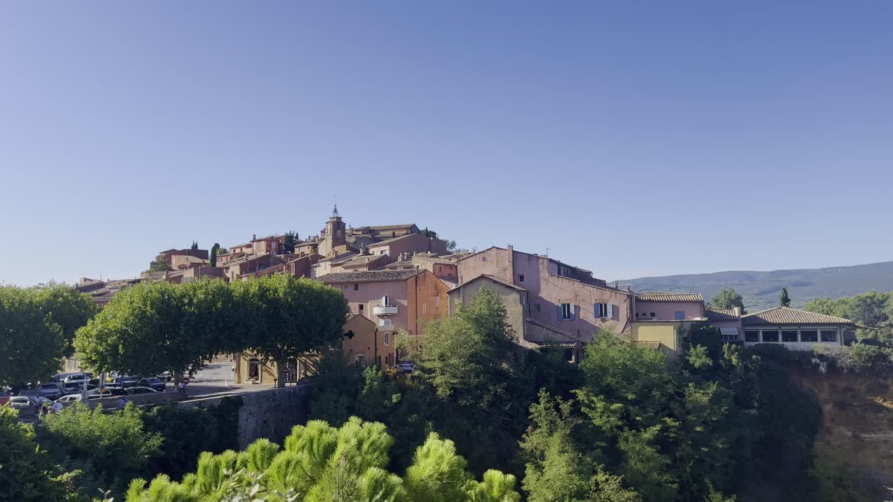 Piccolo villaggio storico in Francia composto da vecchie case in pietra con il bel tempo
