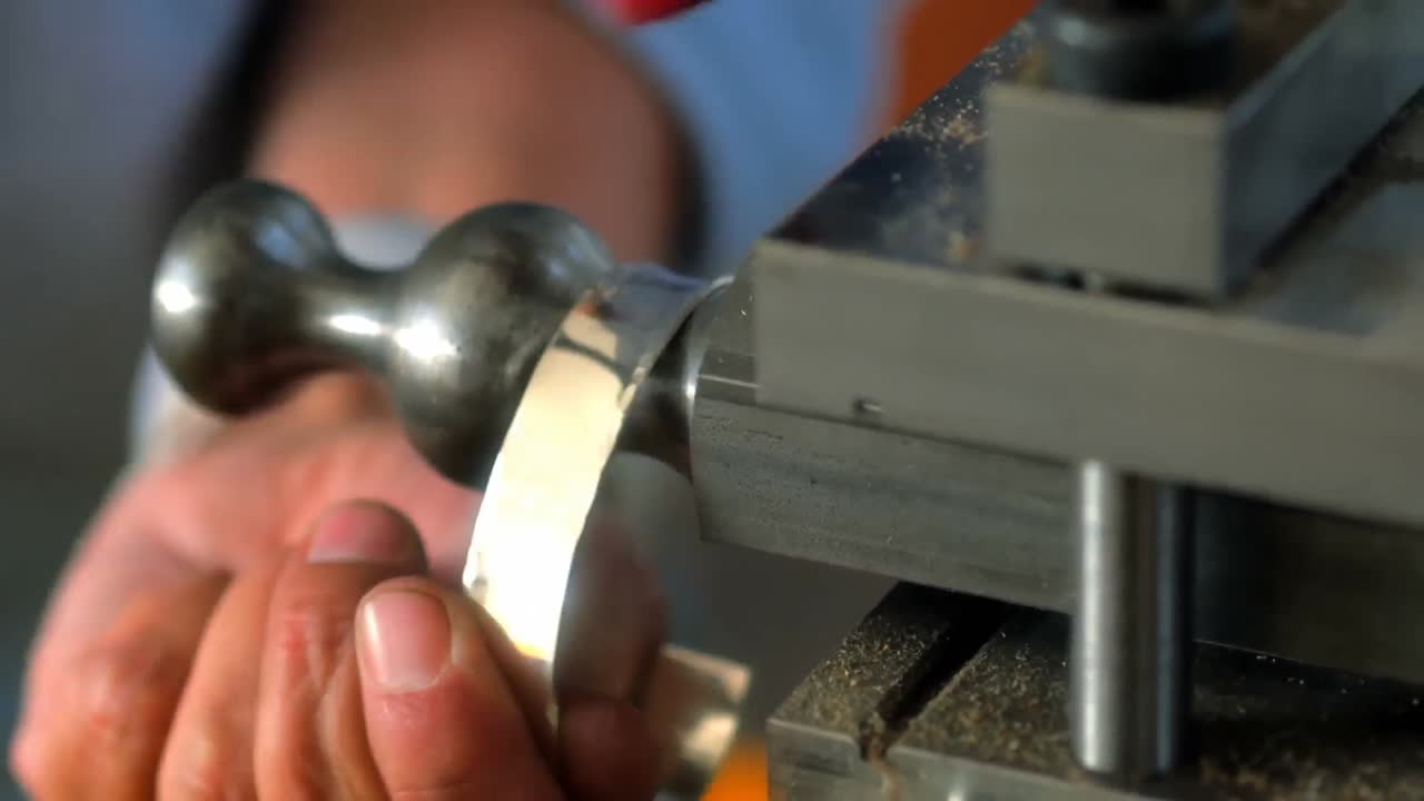 반지를 준비하는 장인 여자