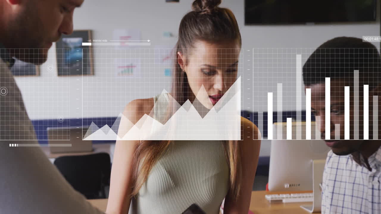animación de procesamiento de datos y diagramas sobre diversas personas de negocios en la reunión