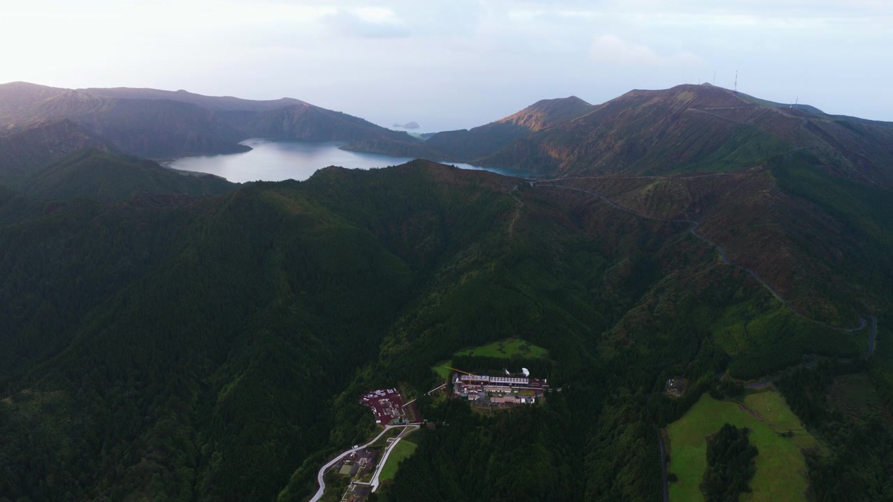 Toàn cảnh Nhà máy điện địa nhiệt ở Lagoa Do Fogo, Azores, Bồ Đào Nha