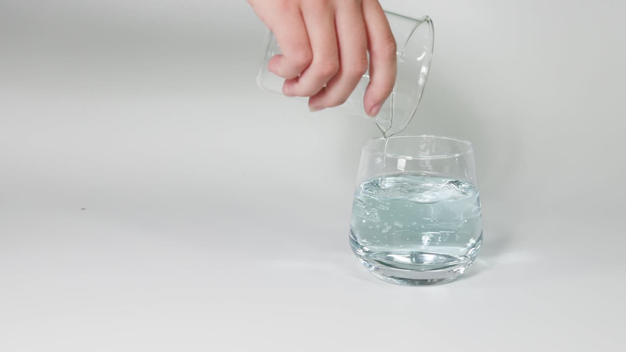 유리잔 사이에 물이 전달되는 순서