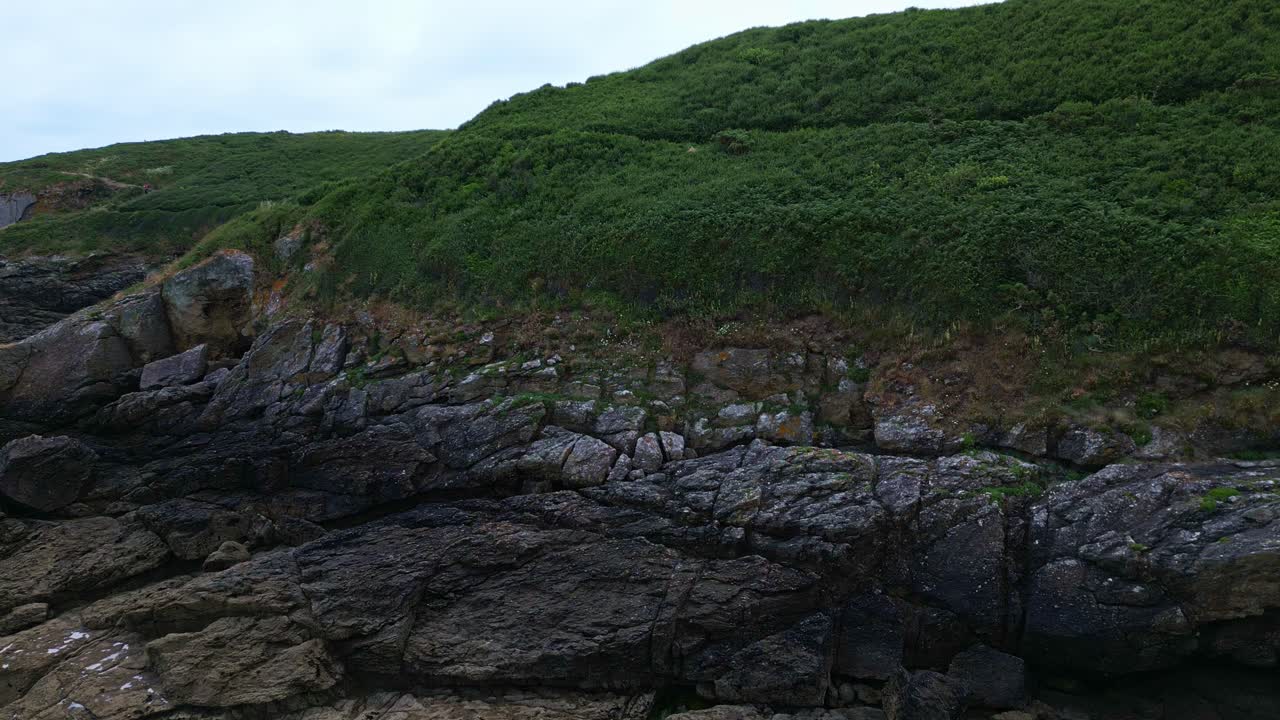 프랑스 브리타니의 투에스 해변에 있는 바위와 절벽