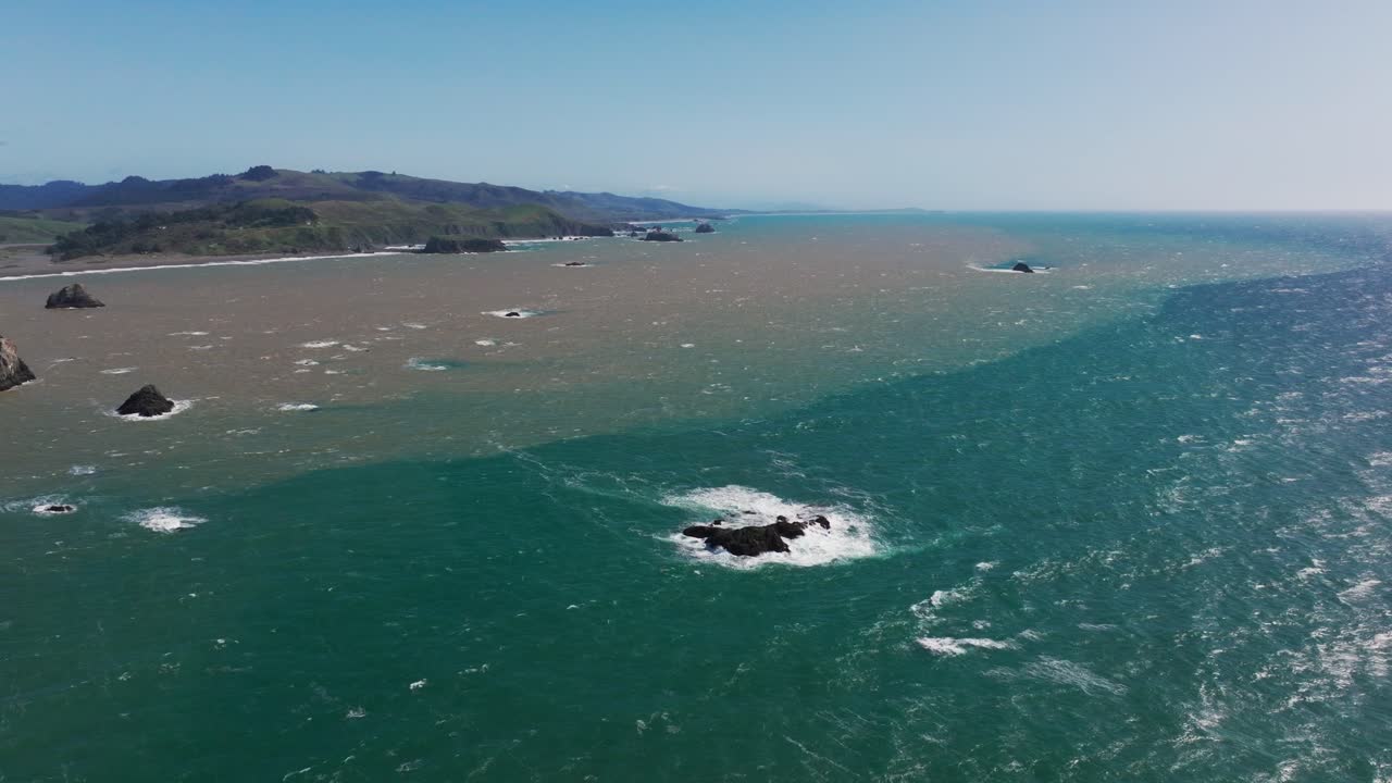 북부 캘리포니아의 바람이 불어오는 날에 바다와 내륙 강의 물이 이는 모습