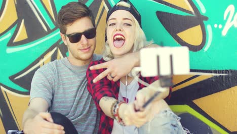 una pareja de moda moderna tomando una selfie.
