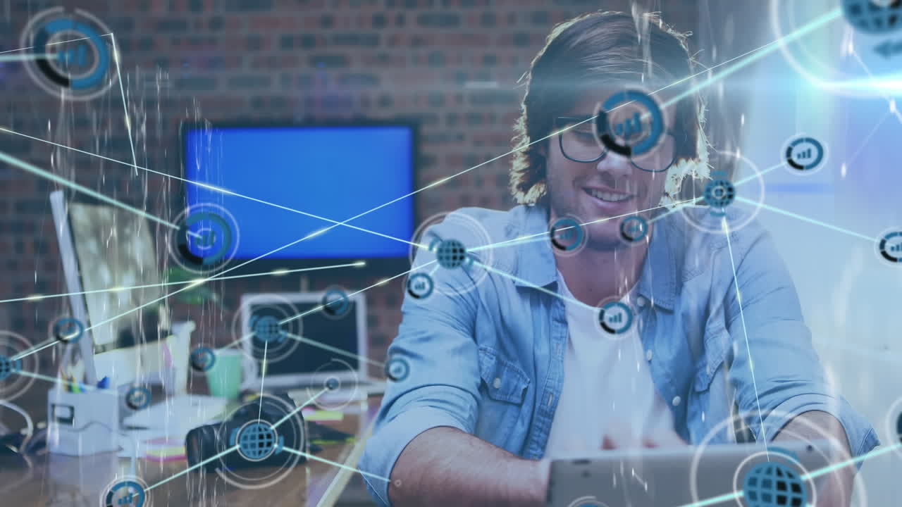 animación de la red de conexiones con iconos sobre el hombre caucásico usando tableta