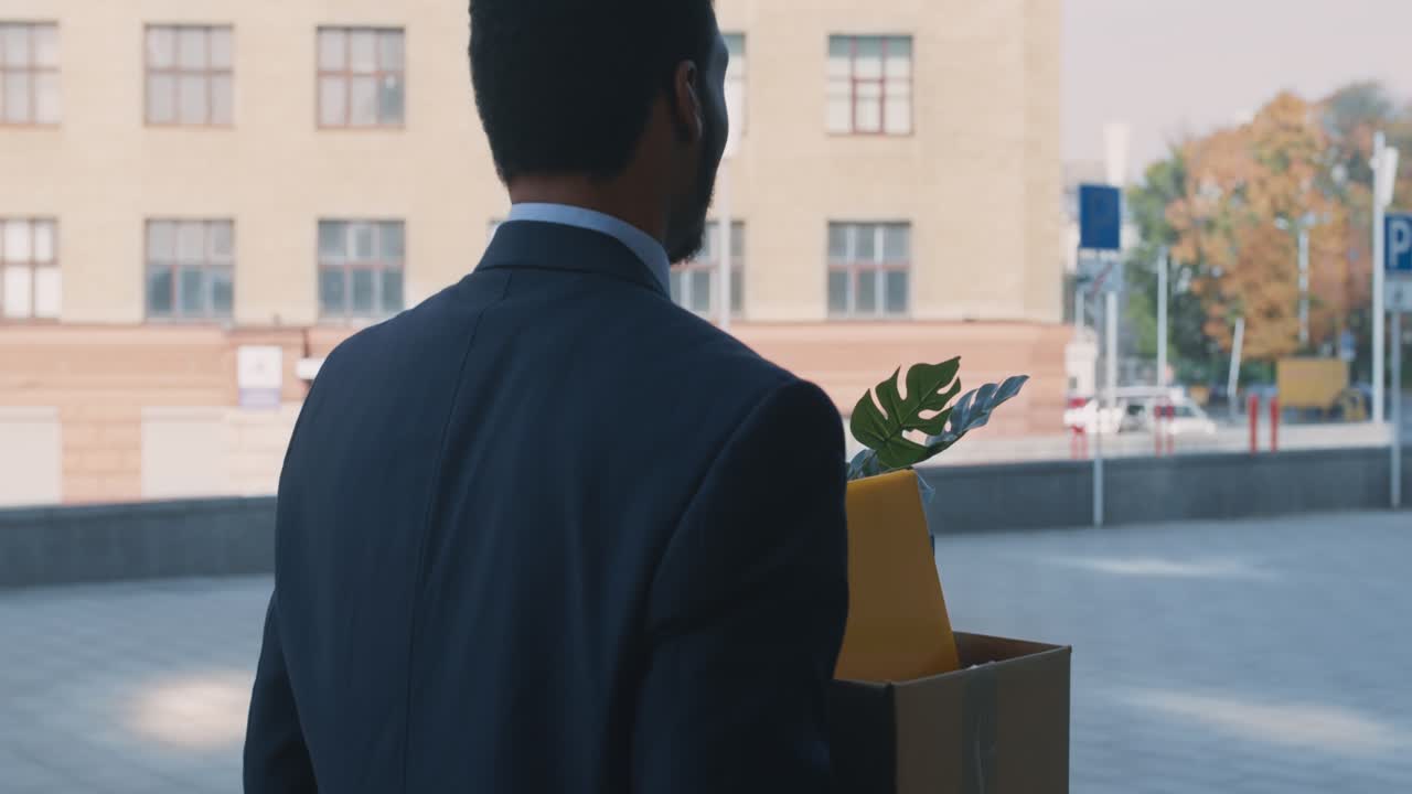 hombre despedido dejando el trabajo