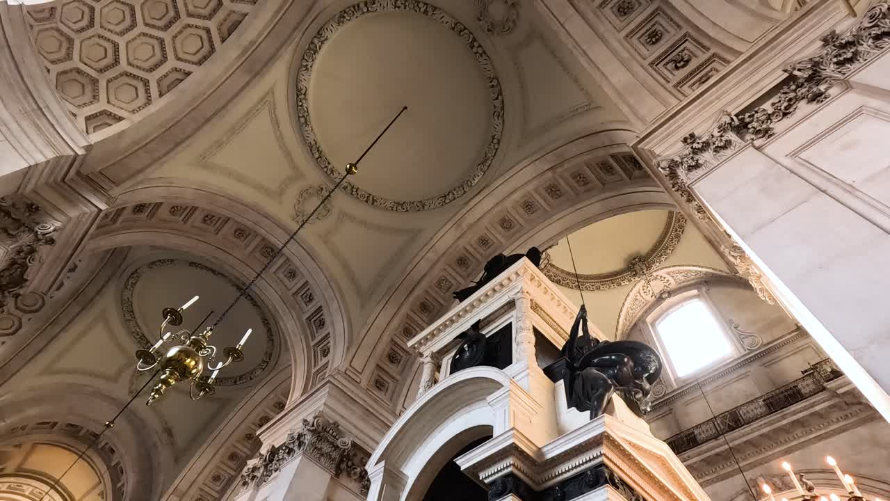 vista detallada de los elementos arquitectónicos y las esculturas