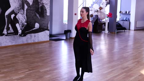 bailarina estirándose antes de bailar