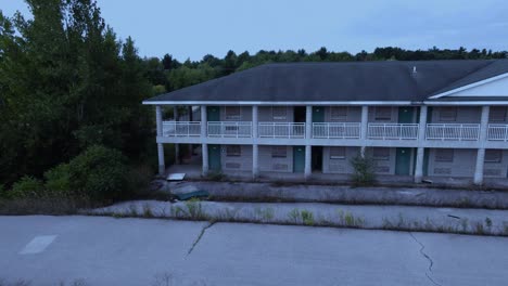 Un-Hotel-Abandonado-Cubierto-Por-Una-Vieja-Pista-De-Carreras