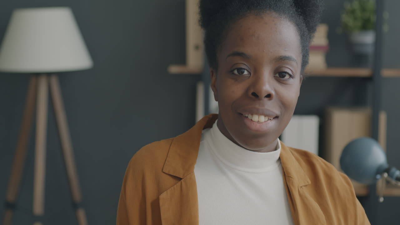 mujer sonriente en la oficina