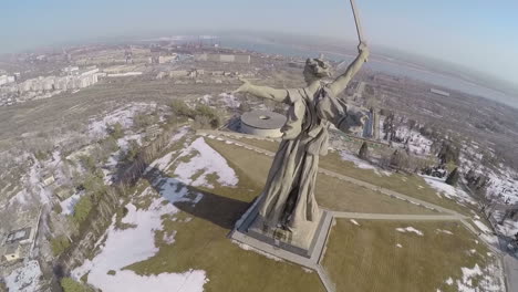 volando sobre el mamaev kurgan en volgograd, rusia