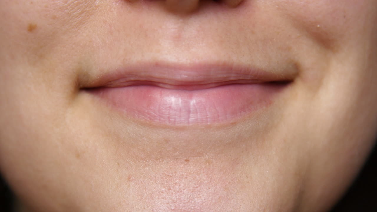 persona da una sonrisa de boca cerrada