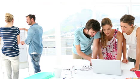 equipo de diseñadores teniendo una reunión