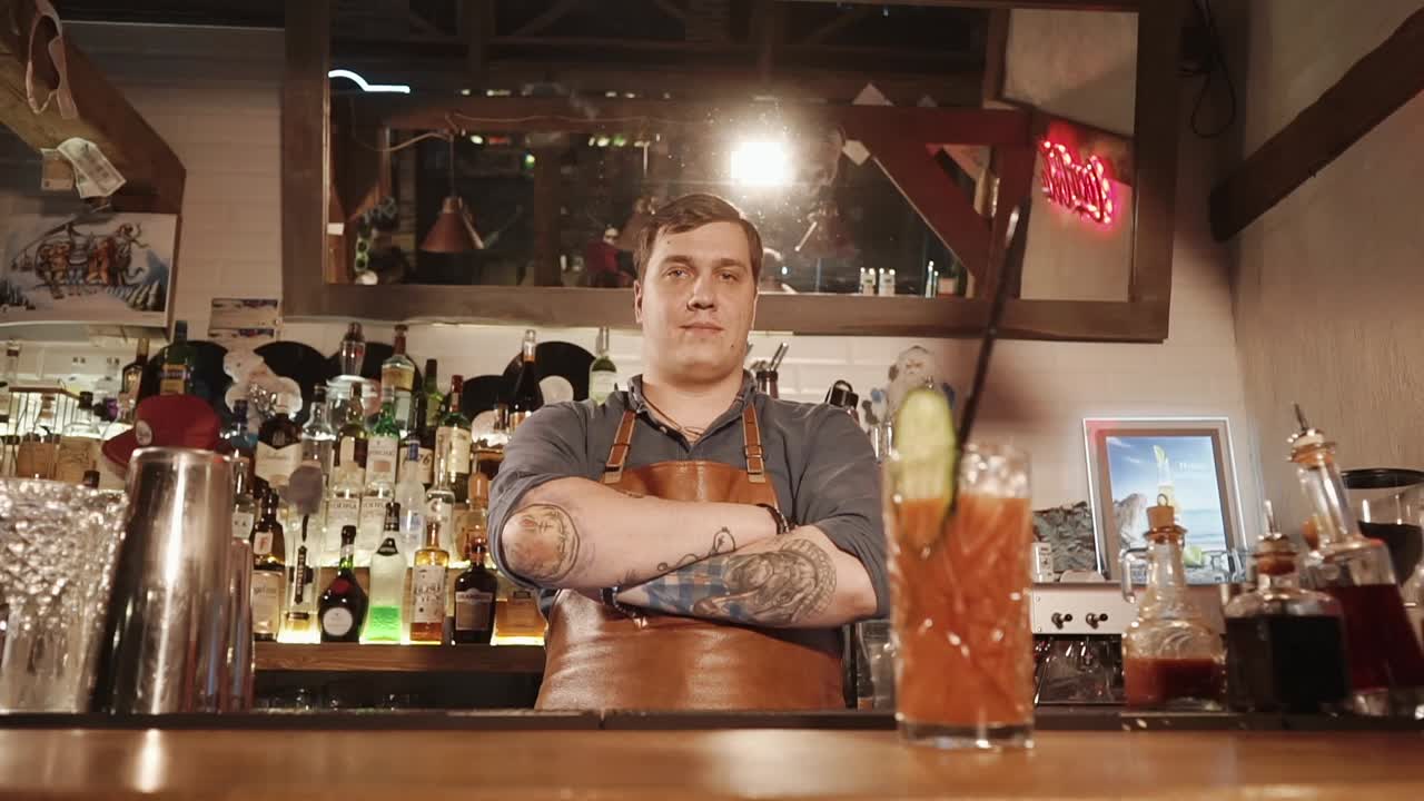 bartender en un bar elegante haciendo un cóctel