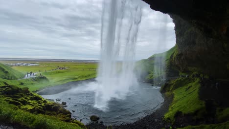 Unter-Dem-Wasserfall-Seljalandsfoss-In-Island,-Panoramablick