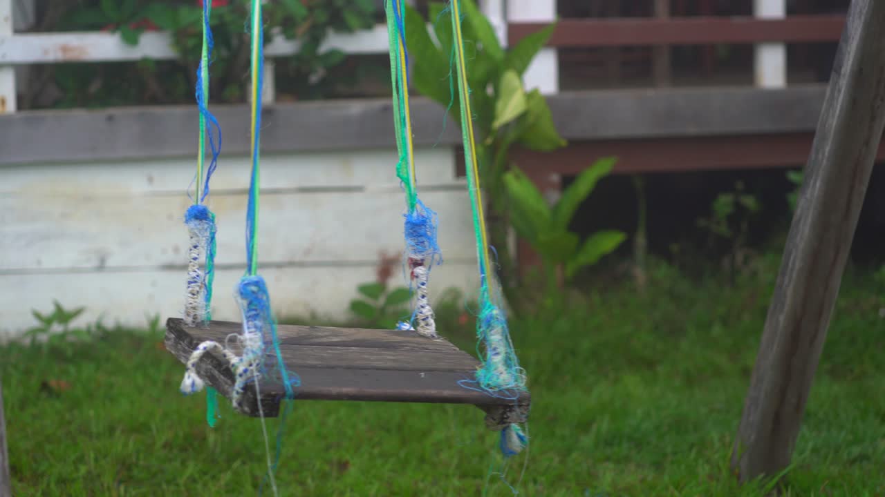 Vecchia altalena vuota. Altalena in legno. Altalena rustica.