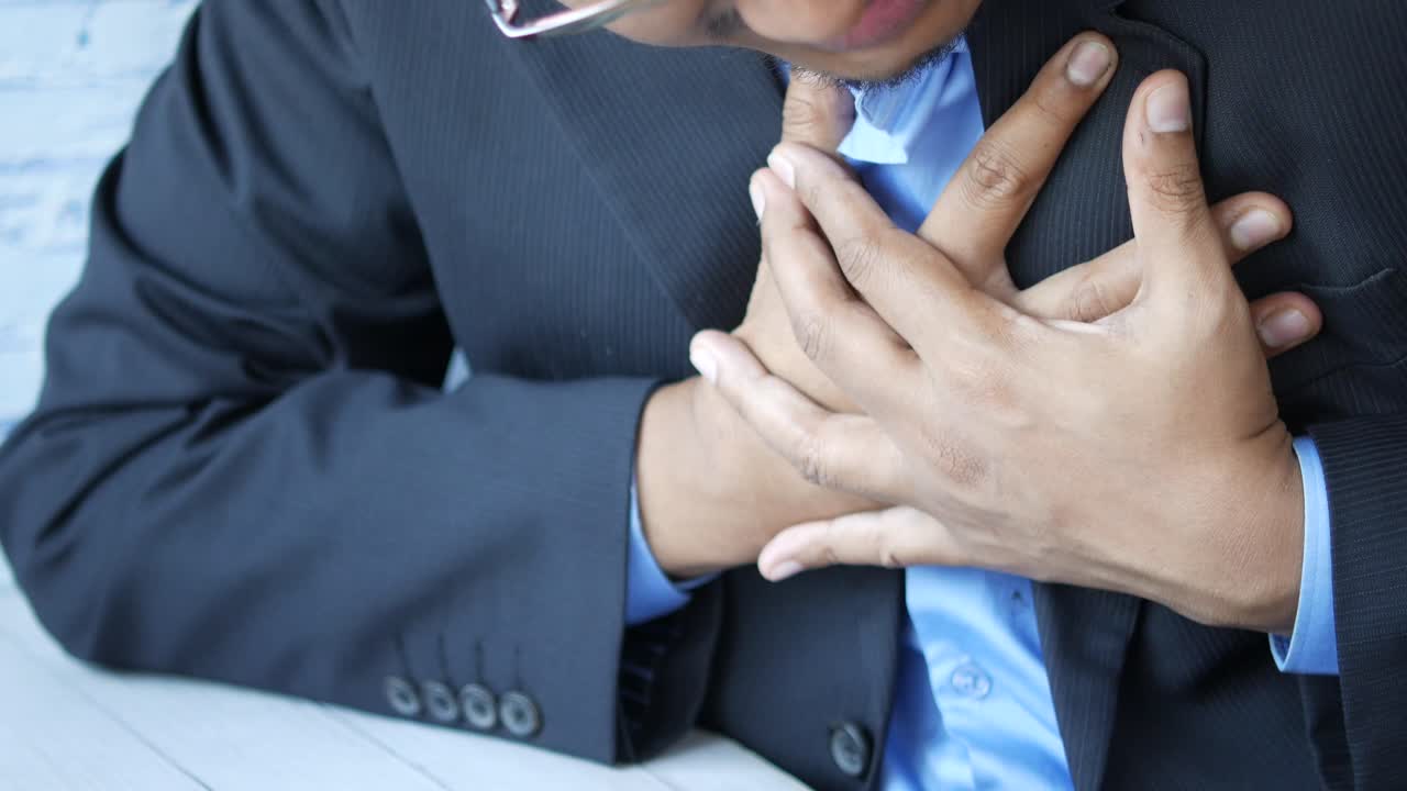 胸 の 痛み を 経験 し て いる 人