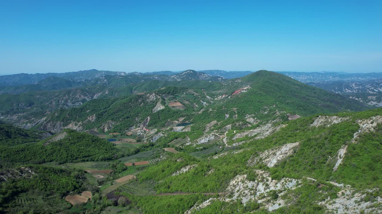 Paesaggio primaverile sereno con dolci colline verdi e montagne distanti vicino a Tirana, Albania.