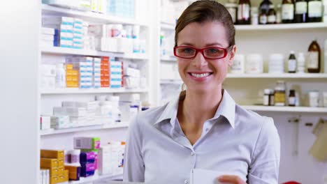 farmacéutico con medicamentos y recetas