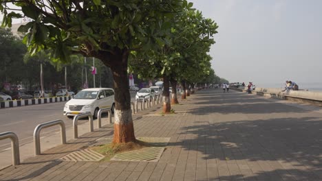 Marine-Drive-Walk-With-People-And-Traffic-In-Mumbai-India