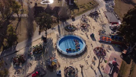 drone aéreo descendiendo de arriba hacia abajo sobre los niños abandonados república o república de los nin os parque de atracciones en la plata en buenos aires, argentina