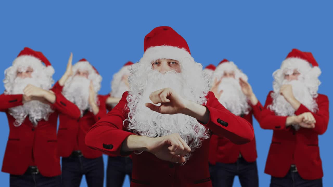 블루 스크린 배경에서 춤을 추는 산타클로스와 같은 남성 크리스마스 및 새해 컨셉 할인 및 프로모션 판매 7 백색 수염과 빨간 모자를 입은 7 명의 남자가 chromecast에 있습니다.