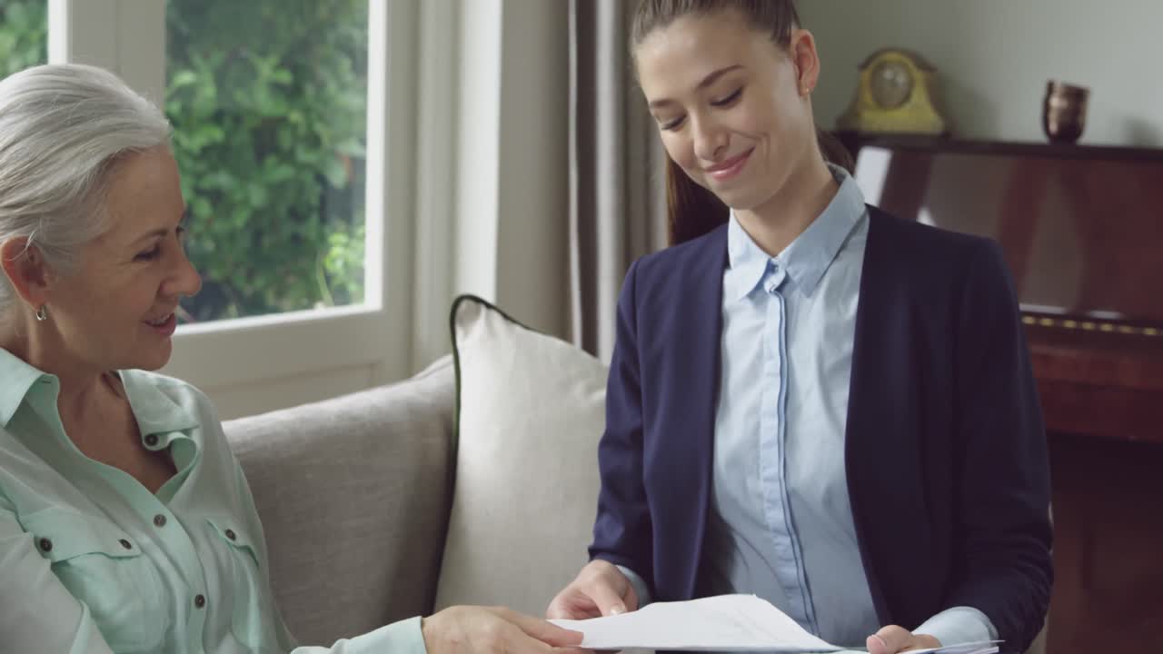 pareja de alto nivel y asesor financiero